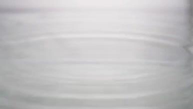 一滴水滴入水中产生波纹视频的预览图